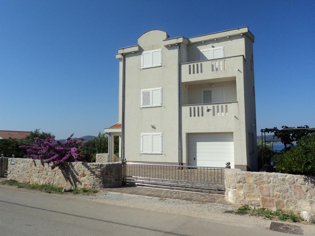 Apartments Delfini Sveti Filip i Jakov Bagian luar foto
